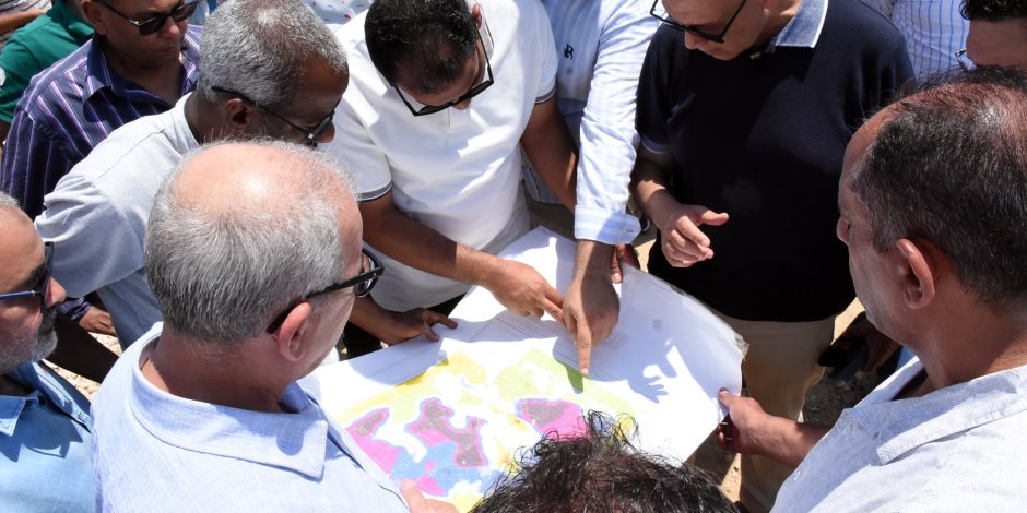 نائب وزيرة الإسكان يتفقد مشروعات المرافق والطرق بمناطق «بيت الوطن» بالقاهرة الجديدة