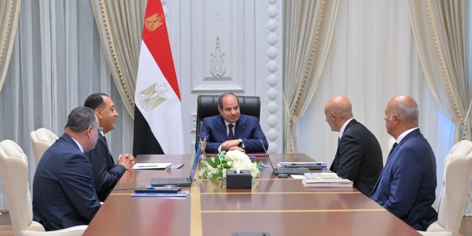 الرئيس السيسي يبحث مع مدبولي ووزير التعليم ملفات تطوير المنظومة التعليمية بمدينة العلمين