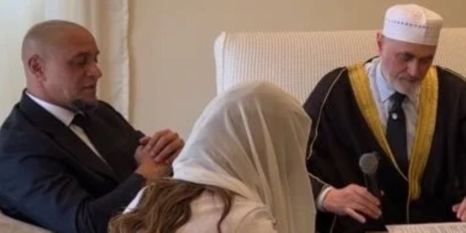 هل اعتنق أسطورة كرة القدم روبرتو كارلوس الإسلام؟ اعرف التفاصيل