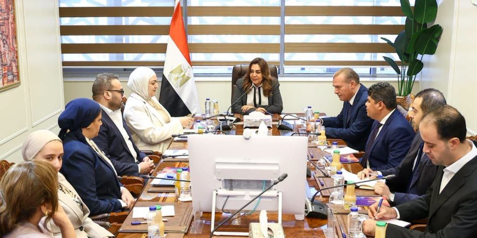 وزيرة التنمية المحلية والبيئة تناقش خطة العمل المحلية للتغيرات المناخية بقنا وكفر الشيخ