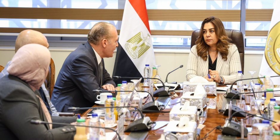 وزيرة التنمية المحلية والبيئة تعقد اجتماعا لمتابعة الموقف التنفيذى لمشروع تطهير مصرف كيتشنر
