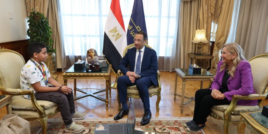 وزير الاتصالات يكرم الطفل مارتيروس مينا لتميزه العالمي في البرمجة والروبوتات