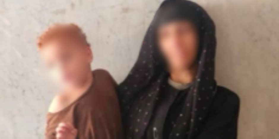 ضبط سيدة بالجيزة لاستغلال نجلها في التسول والتعدي عليه بالضرب