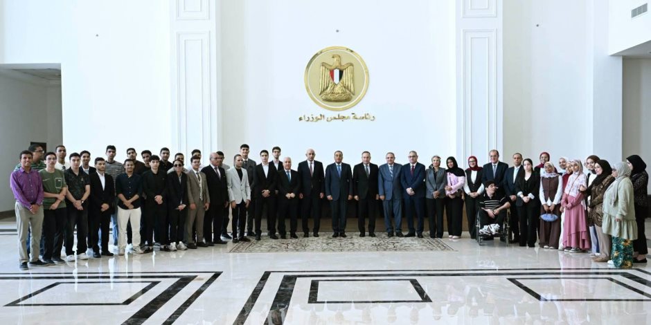 مدبولى لأوائل الثانوية العامة: التفوق الجامعى وحده لا يكفى.. والمهارات واللغات أساس المستقبل