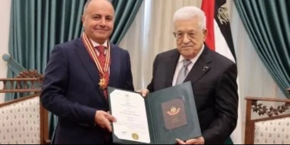الرئيس أبو مازن يقلد سفير مصر لدى فلسطين وسام نجمة القدس
