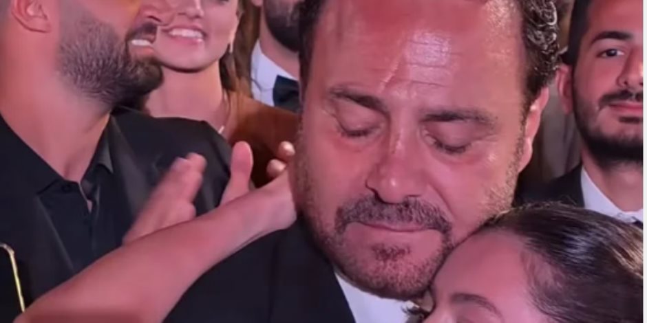  بكاء عاصي الحلاني وابنته في حفل زفافها.. صور