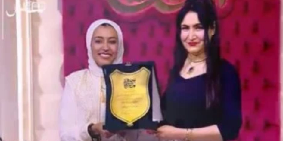 هبة عبد الفتاح تهدى فرقة سنبلة درع الموهوبين والمبدعين من "جوهرة مصرية"