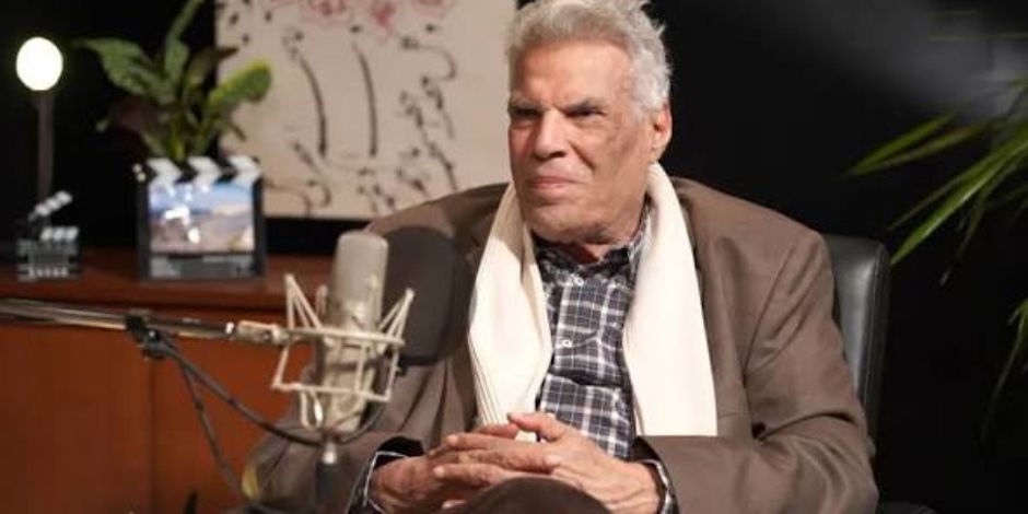 قفز من حاجز المترو.. الكاتب والروائي إبراهيم عبدالمجيد يروي لـ "العاشرة" طرائف ومواقف لا تُنسى من رحلاته لأوروبا