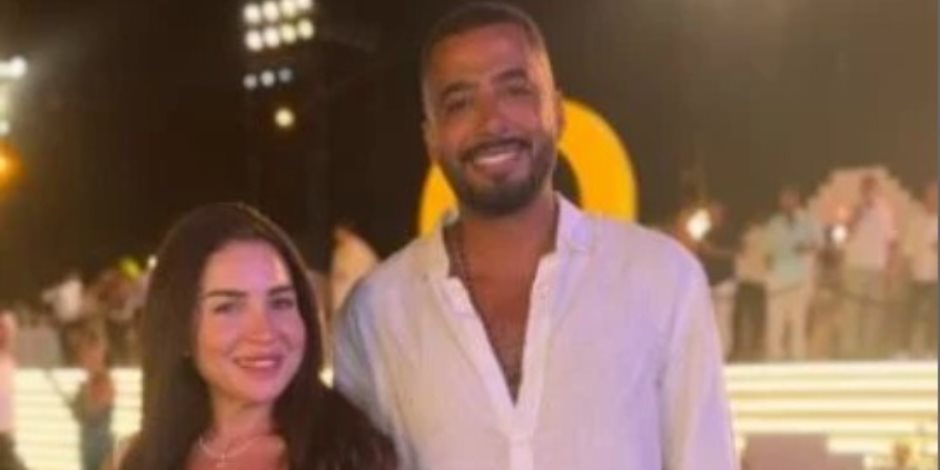 مى عز الدين مع عصام السقا فى صورة.. وتعلق: أخويا الجدع