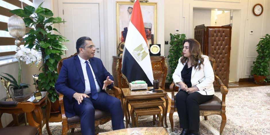 وزيرة التنمية المحلية والبيئة تتابع مع محافظ البحر الأحمر منظومة المخلفات الصلبة والموقف التنفيذي للمشروعات الخدمية 