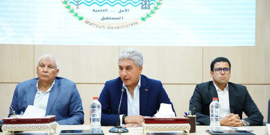 وزير السياحة والآثار ومحافظ مطروح يعقدان لقاءً موسعاً مع مستثمري المحافظة لبحث فرص الاستثمار