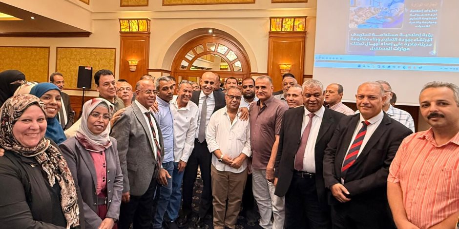 وزير التربية والتعليم يتفقد ورشة العمل التدريبية الخاصة بتأهيل معلمي وموجهي مادة التاريخ بالأقصر 