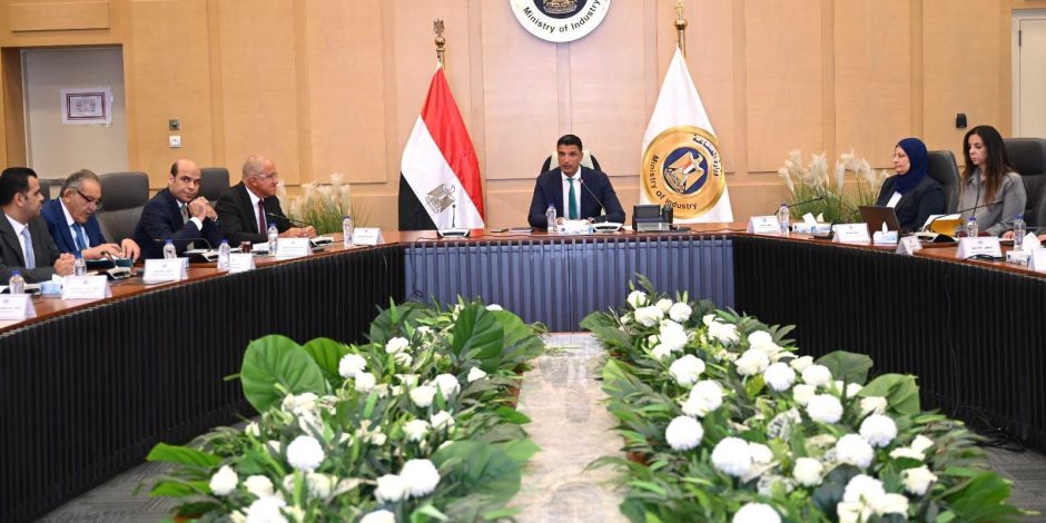 وزير الصناعة يترأس الاجتماع الأول للجنة تفضيل المنتج الصناعي المصري ويضع خارطة طريق تفضيل المنتجات المصرية في العقود الحكومية