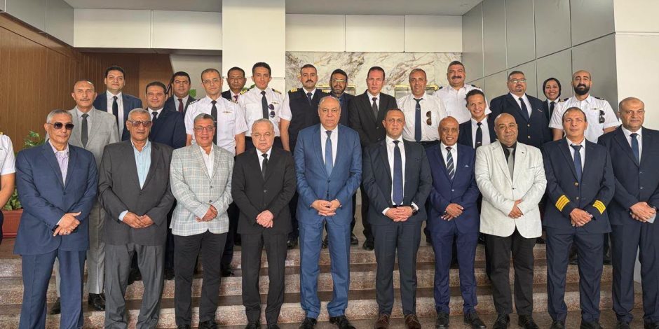 وزير الطيران المدني يتابع التشغيل التجريبي للأنظمة الرادارية الحديثة ببرج المراقبة الجوية بمطار القاهرة