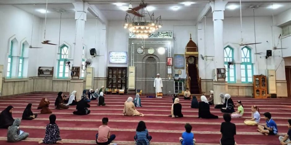 مسجد "أبو بكر الصديق" بالعريش..بُني بطراز معماري يعتمد على الأحجار الجبلية وقبابه تزين أفق المدينة ليلًا بأنوارها الخضراء (صور) 