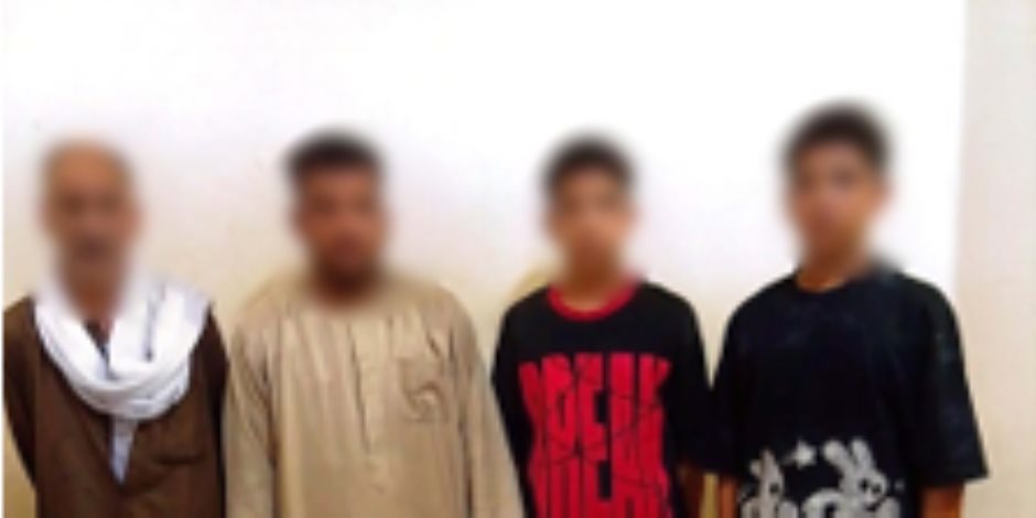 خلاف على زيادة الإيجار ينتهي بتحطيم سيارة.. ضبط شخص وأبنائه الثلاثة بتهمة البلطجة في الفيوم