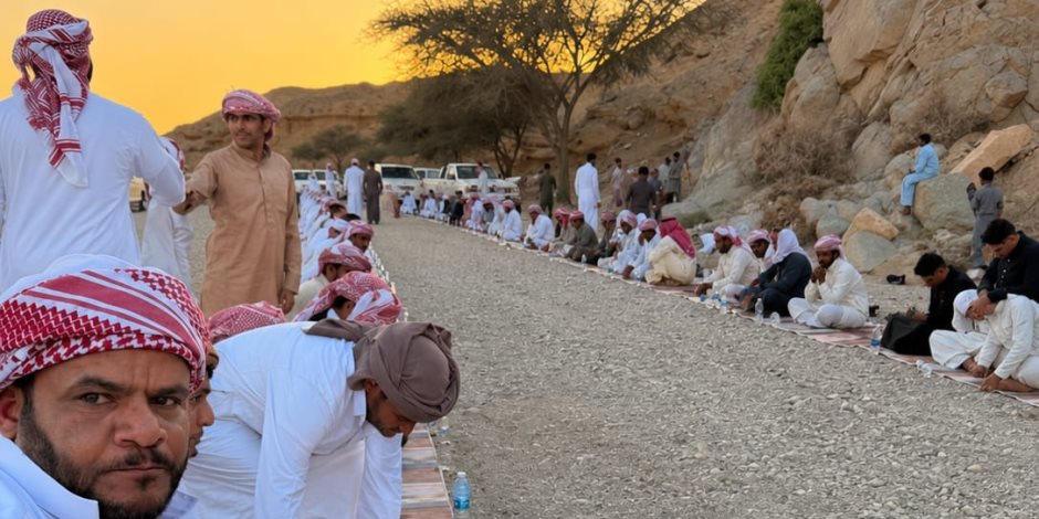 بمنطقة «وادي أبو جعدة»  ..أبناء قبيلة العليقات يجتمعون في لقاء سنوي على مائدة صلة الرحم وإحياء تراث البادية ( صور) 