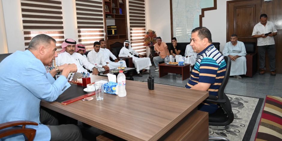محافظ جنوب سيناء يلتقي المواطنين وأصحاب الأنشطة السياحية بدهب للاستماع إلى مطالبهم الخدمية والتنموية