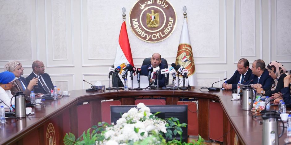 خلال مؤتمر صحفي.. وزير العمل يعلن «القواعد العامة للائحة تنظيم العمل» بشركات القطاع الخاص