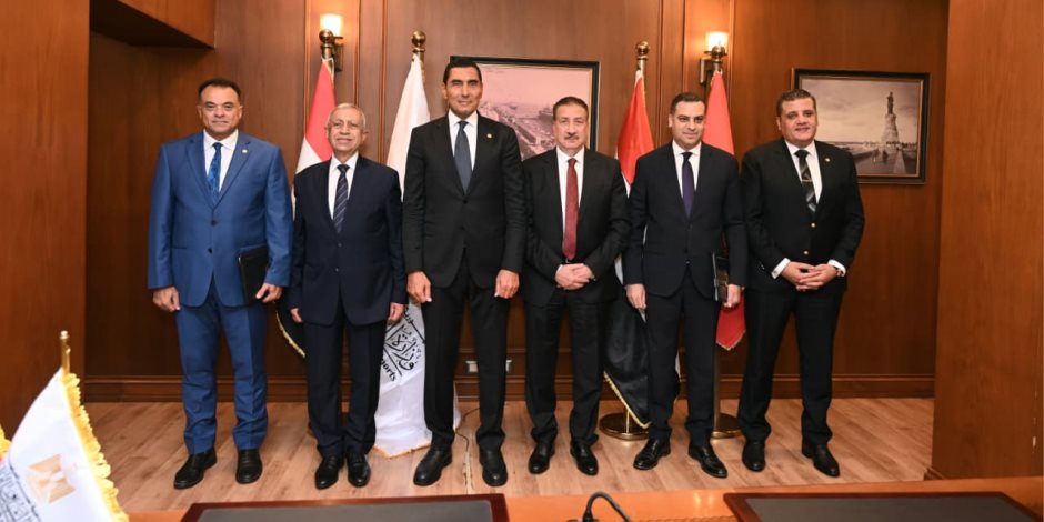 وزير الشباب والرياضة ومحافظ بورسعيد يوقعان بروتوكولًا لاستثمار أراضي مراكز الشباب