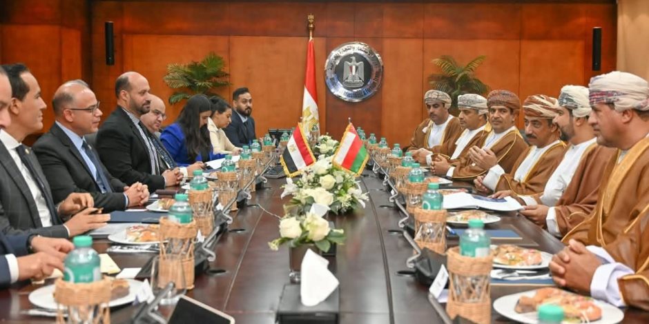 وزير الاستثمار والتجارة الخارجية يبحث مع رئيس الهيئة العامة للمناطق الاقتصادية الخاصة بعمان تعزيز الشراكة التجارية