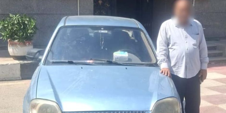 ضبط قائد سيارة بالفيوم بعد وقوفه بنهر الطريق وتعطيل الحركة المرورية