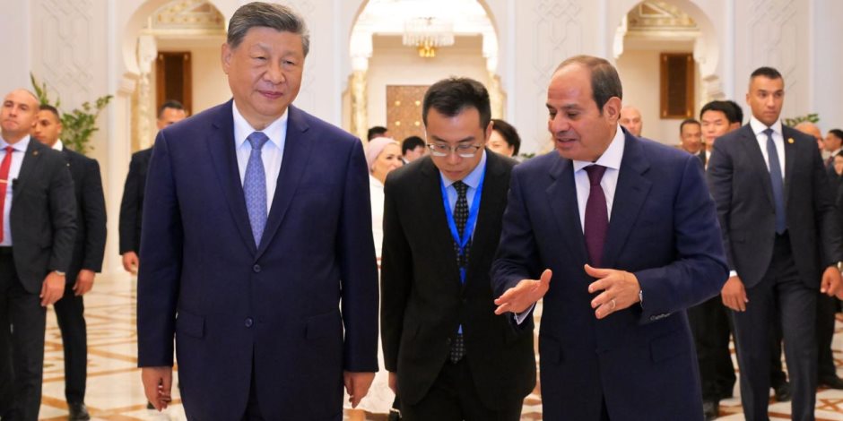 الرئيس السيسي والسيدة قرينته يودعان الرئيس الصيني وقرينته في مطار القاهرة الدولي 