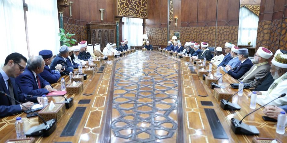 شيخ الأزهر يلتقي وزراء الشئون الدينية والمفتين ورؤساء المجامع الفقهية المشاركين في مؤتمر دار الإفتاء