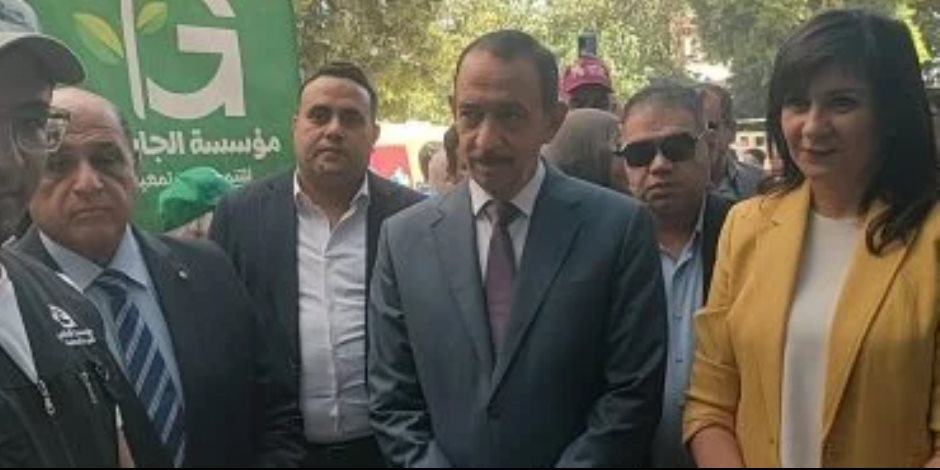 جولة ميدانية في بناويط.. نبيلة مكرم ومحافظ سوهاج يتابعان خدمات «إيد واحدة» (صور)