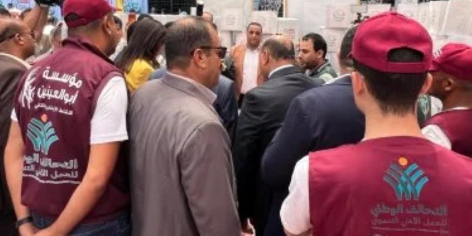 مساعدات طبية وغذائية في سوهاج.. «أبو العينين» تدعم قافلة «إيد واحدة» بالصعيد (صور)