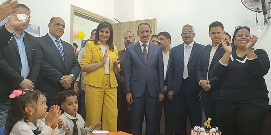 السفيرة نبيلة مكرم تحتفل بعيد ميلاد طفلة فى بناويط على هامش فعاليات قافلة إيد واحدة