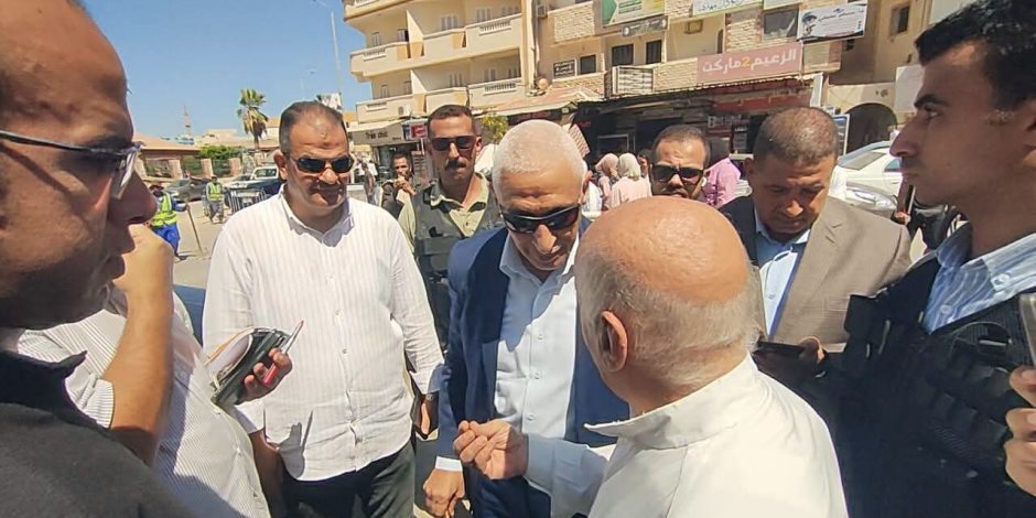 محافظ شمال سيناء يتفقد شوارع العريش ويلتقي المواطنين والتجار وأصحاب المحال (صور) 