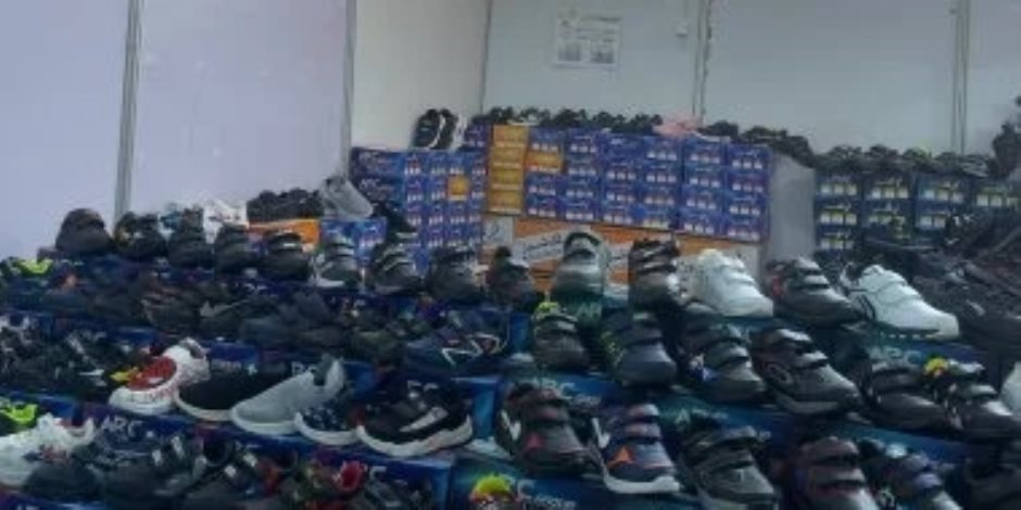 كوتشى أطفال بـ100 جنيه .. عروض وتصفيات على الأحذية فى معرض أهلا مدارس بفيصل