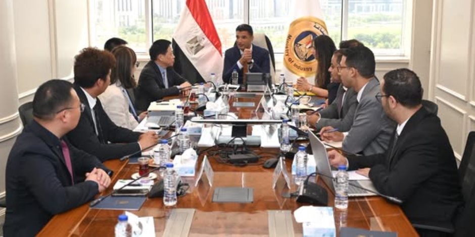 وزير الصناعة يبحث مع «كينجدوم» الصينية موقف مصنع خيوط الكتان وفرص تطوير الصناعة المحلية