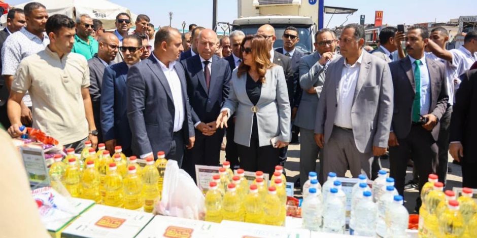  وزيرة التنمية المحلية ومحافظ القاهرة يتفقدان "بازار القاهرة" بمجمع السوق الحضاري بمدينة نصر
