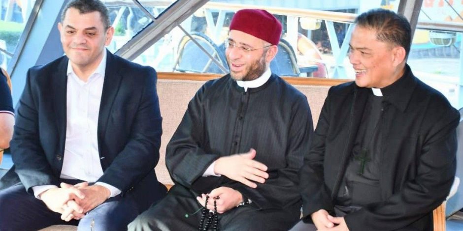 وزير الأوقاف يصطحب رئيس مجلس الأساقفة الفلبيني في رحلة نيلية لتعزيز قيم الأخوة والسلام