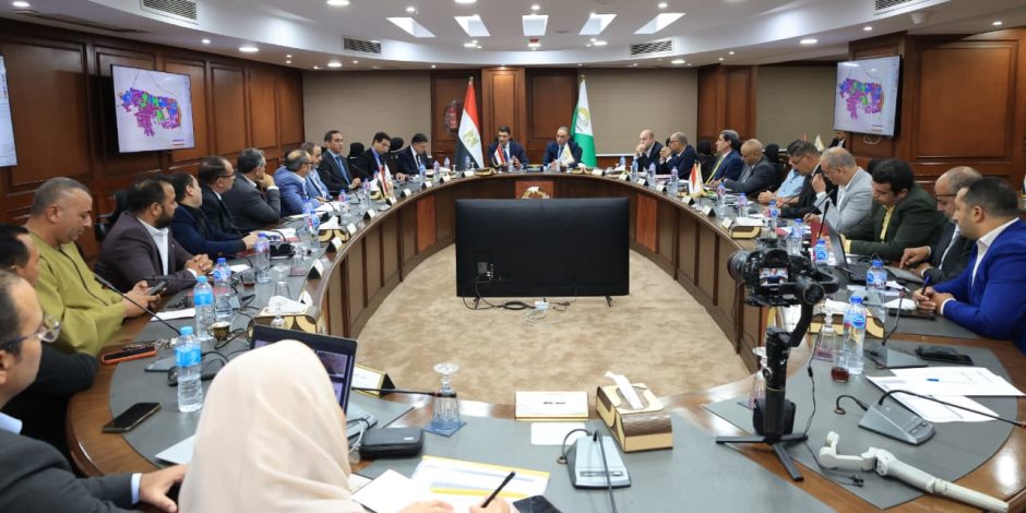 وزير الصناعة ومحافظ الجيزة يبحثان تقنين أوضاع المستثمرين بمنطقتي جرزا وعرب أبوساعد بالصف