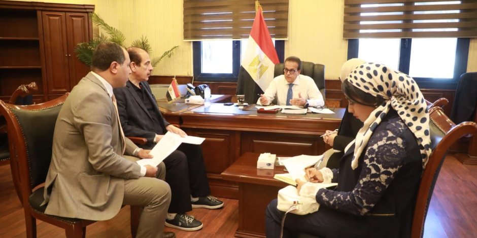 وزير الصحة يستعرض نتائج زيارة خبراء طب وجراحات الأجنة من بيرو لمستشفيات المؤسسة العلاجية