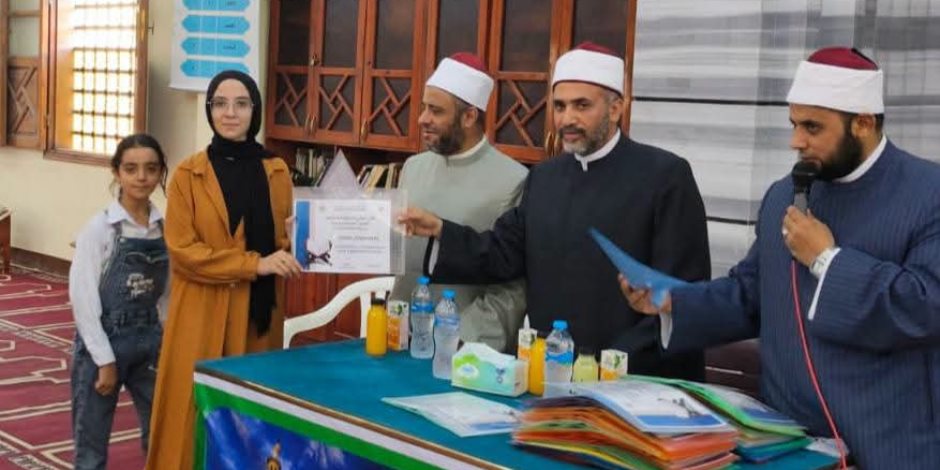 الورد  اللي فتح فى مساجد شمال سيناء.. أوقاف بئر العبد تحتفي بفرسان مكاتب تحفيظ القرآن للأطفال  (صور) 