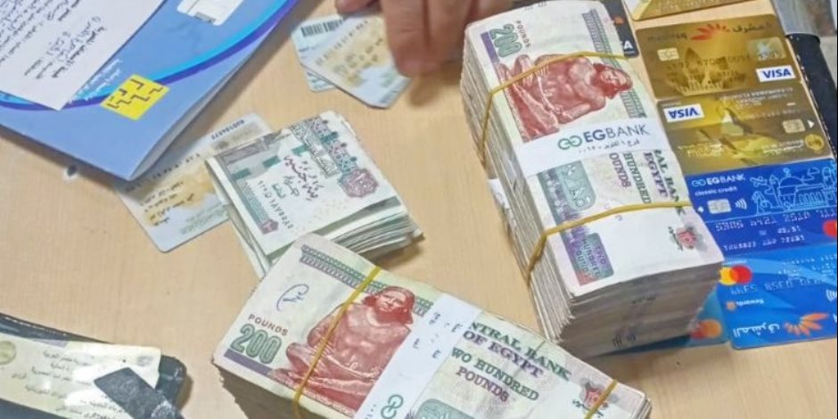 أمانة وشهامة.. الإسعاف يسلم أمانات بقيمة 200 ألف جنيه لمصاب فقد الوعي في حادث مروري بأكتوبر