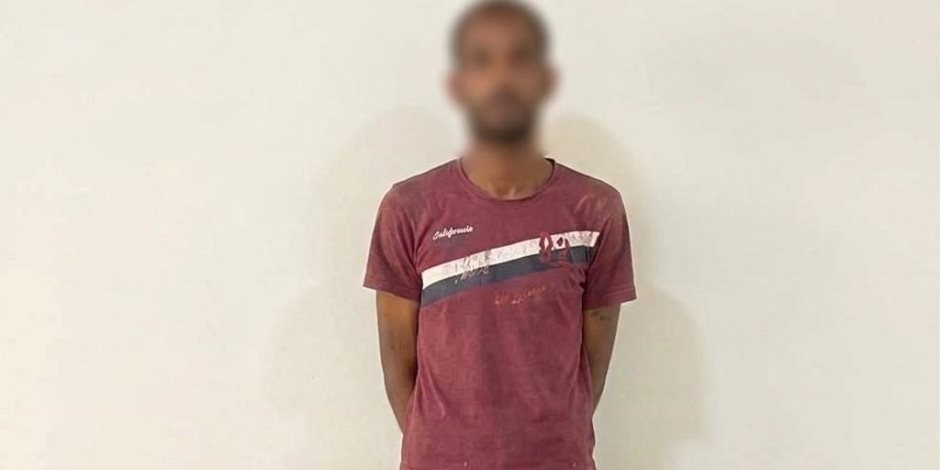 ضبط عاطل بالقاهرة لاتهامه بسرقة محتويات من داخل سيارة بعد خلع زجاجها