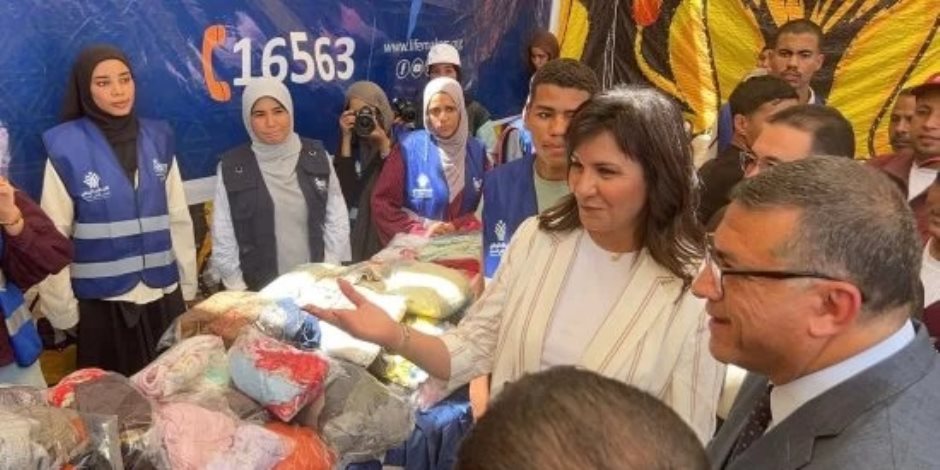 السفيرة نبيلة مكرم ومحافظ قنا يتفقدان معرض ملابس مجانى ضمن قافلة التحالف الوطنى