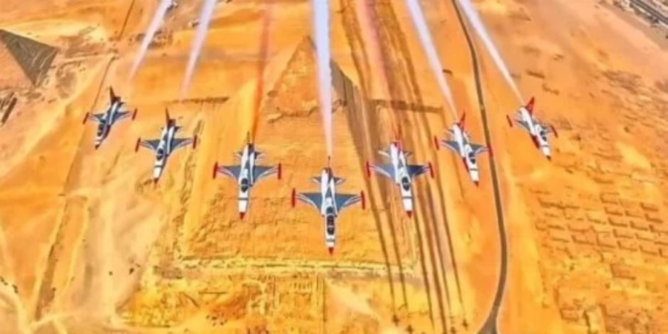 طائرات «النجوم التركية» تستعرض مهاراتها فوق أهرامات الجيزة.. فيديو