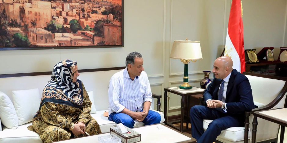 "وفه التبجيلا".. وزير التعليم يكرّم مديري مدرستي بـ "رقطا الإعدادية" و"الشهيد أحمد سمير" تقديرًا لعطائهما وترسيخًا لقيمة المعلمين