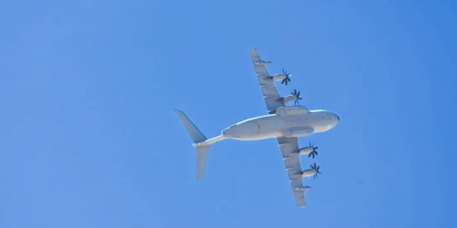 عرض جوى للطائرة الإسبانية A400 خلال المعرض الدولى بالعلمين 2026 (فيديو) 