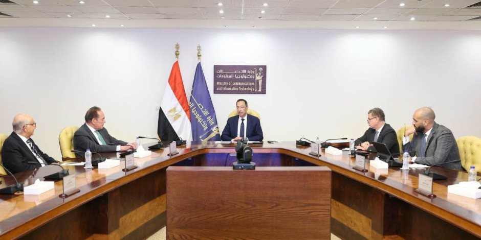 وزير الاتصالات يبحث مع وفد جمعية رجال الأعمال المصريين فرص الاستثمار في صناعة التعهيد