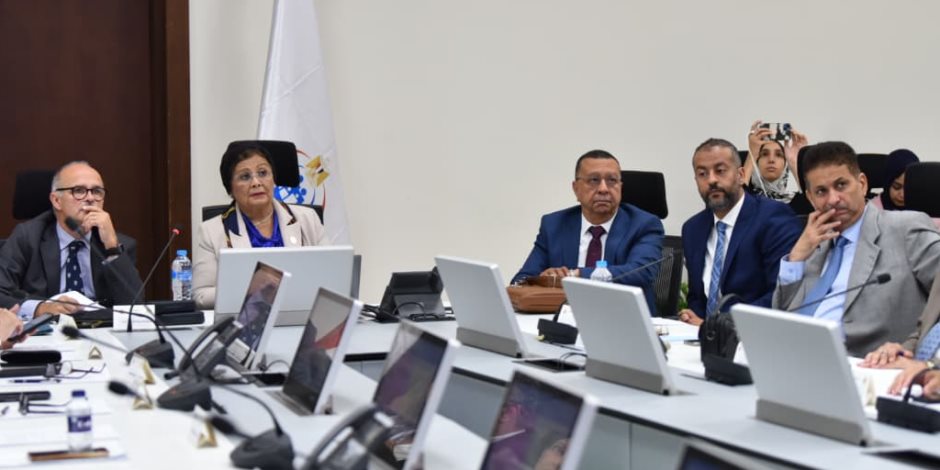 نائب وزير الصحة تعقد مائدة مستديرة حول صحة الأم وحديثي الولادة ورعاية ما حول الولادة