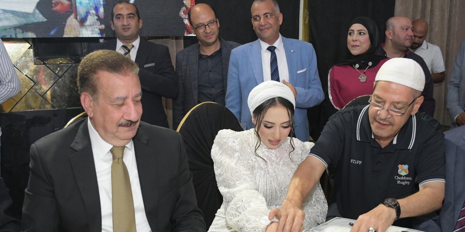 محافظ بورسعيد يلبى رغبة عروسة ويكون وكيلا لها فى عقد قرانها.. صور
