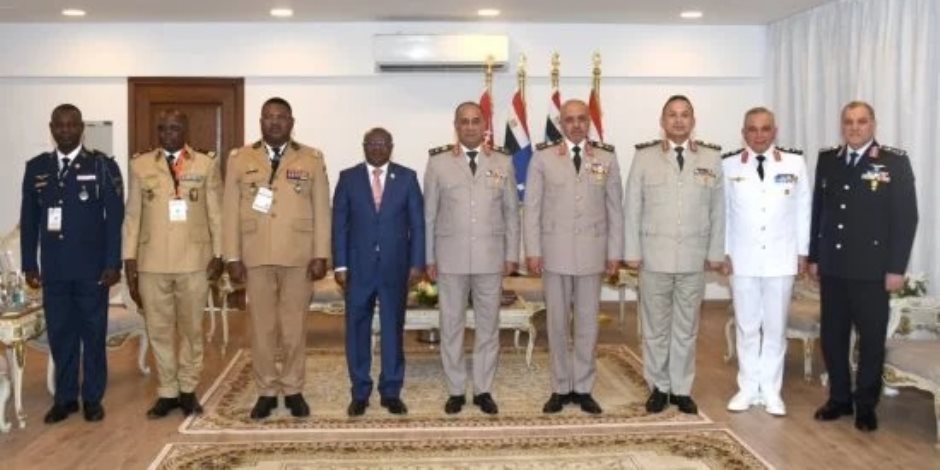 وزير الدفاع ورئيس الأركان يلتقيان عدداً من قادة الوفود العسكرية المشاركة في معرض العلمين الدولي للطيران والفضاء