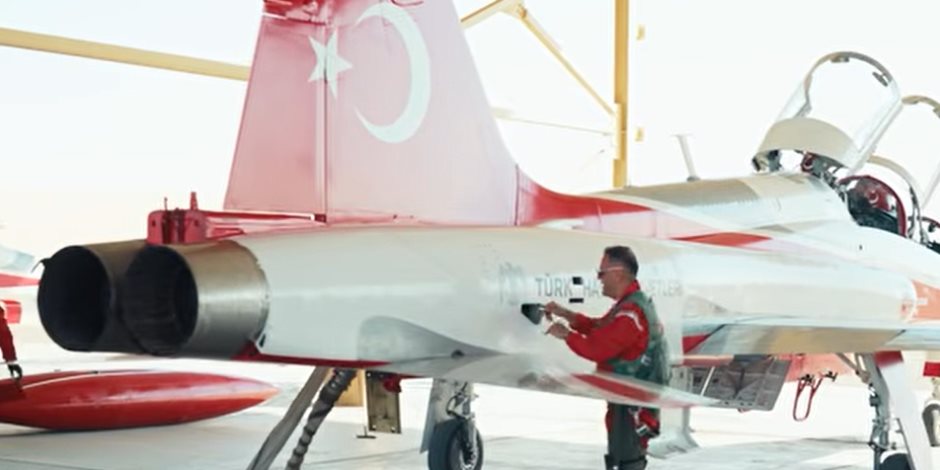 «النجوم التركية» تبهر زوار معرض العلمين الدولي بعروض جوية فائقة الدقة